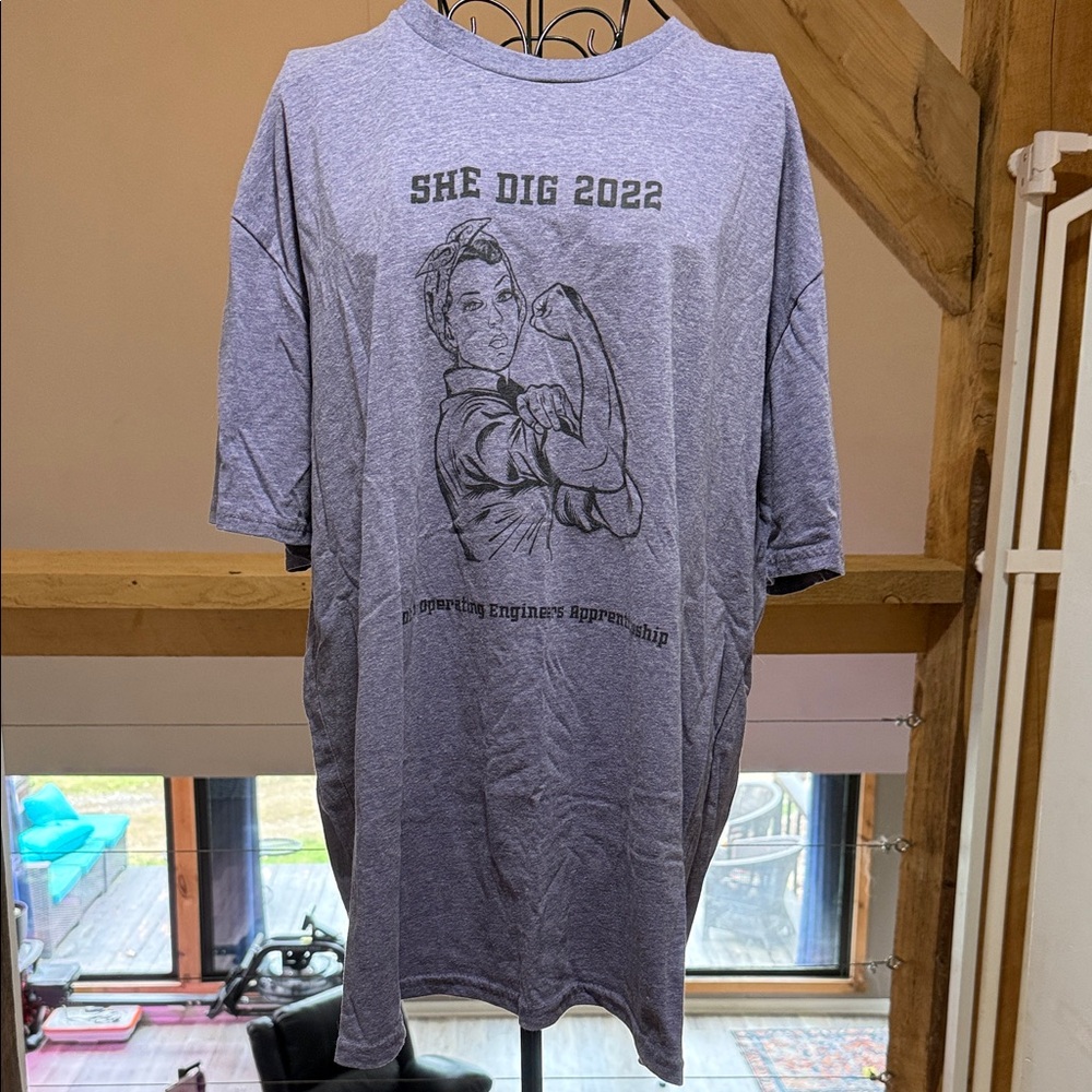 Women's Engineering Graphic Tee - Gray 'She Dig 2022'